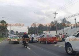 Xalapa, Ver., 20 de noviembre de 2024.- Debido a un conflicto vial, 2 conductores se liaron a golpes en el bulevar Xalapa-Banderilla. Ambos iniciaron una discusin que escal hasta la confrontacin fsica. Elementos de Trnsito y de la Polica intervinieron para separarlos.