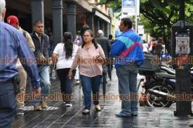 Xalapa, Ver., 20 de noviembre de 2024.- Luego de la lluvia que cay en la Capital los capitalinos ya cargan su paraguas e impermeables. Por los efectos del frente fro 10 tambin hay lloviznas y descenso de temperatura.