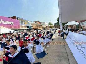 Coatzacoalcos, Ver., 20 de noviembre de 2024.- En desfile conmemorativo por el 114 aniversario del inicio de la Revolucin Mexicana 6 mil 787 alumnos de diversos niveles participaron con batucadas, acrobacias y ejercicios calistnicos.