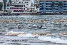 Veracruz, Ver., 20 de noviembre del 2024.- Frente fro 10 intensific sus vientos en la zona conurbada Veracruz-Boca del Ro, rachas superan hasta los 70 km/h. Cerraron puertos a la navegacin y limitan acceso a playas, tienen bandera roja; circulacin en bulevar costero fue bloqueada debido al oleaje y viento. Pronostican que por la noche rachas lleguen a 100 km/h. 
