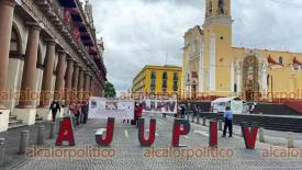 Xalapa, Ver., 21 de noviembre de 2024.- Jubilados y pensionados de la AJUPIV que exigen el pago de su seguro institucional, bloquearon como cada jueves la calle Enrquez del centro de la Capital. Se espera que se retiren al medioda.