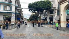 Xalapa, Ver., 21 de noviembre de 2024.- Jubilados y pensionados de la AJUPIV que exigen el pago de su seguro institucional, bloquearon como cada jueves la calle Enrquez del centro de la Capital. Se espera que se retiren al medioda.