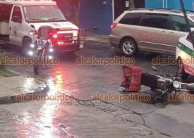 Xalapa, Ver., 21 de noviembre de 2024.- Un motociclista choc contra un taxi en la esquina de las calles Quertaro y Monterrey, colonia Progreso Macuiltpetl, fue atendido en el lugar y no requiri ser llevado a un hospital.
