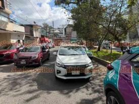 Xalapa, Ver., 22 de noviembre de 2024.- El taxi XL-2317 impact por alcance a vehculo particular en la calle Cayetano Rodrguez casi esquina con Nicols Bravo. Slo hubo daos materiales y afectaciones a la circulacin durante varios minutos.