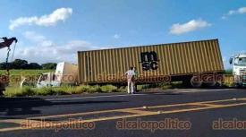 La Antigua, Ver., 22 de noviembre del 2024.- En el libramiento de Cardel, triler impact por alcance a otra unidad de carga. Uno de los camiones termin afuera de la carretera. La circulacin se vio afectada en el carril hacia la Capital. No se reportaron heridos; al parecer, el conductor responsable escap.