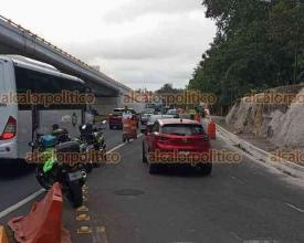 Xalapa, Ver., 22 de noviembre de 2024.- Cerca de las 16:30 horas de este viernes, se liber el carril de Lzaro Crdenas, esquina Murillo Vidal, donde CFE realizaba trabajos. Elementos de Trnsito del Estado acudieron para agilizar la circulacin.