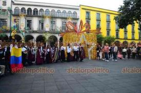 Xalapa, Ver., 23 de noviembre de 2024.- Las tunas de la Universidad Central y Universitaria de Duitama, ambas de Colombia, deleitaron con su canto y baile la tarde de este sbado en Plaza Lerdo y Parque Jurez.