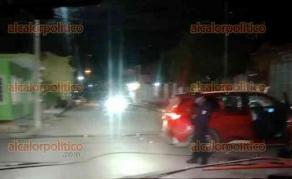 Emiliano Zapata, Ver., La noche de este sbado se registr una agresin a balazos en contra de un vehculo marca Ford color rojo en la localidad de Carrizal, resultando un hombre lesionado y uno ms sin vida, paramdicos de PC Municipal trasladaron al herido a un hospital mientras que personal de la FGE se encarg del levantamiento del cuerpo.