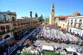 Xalapa, Ver., 24 de noviembre de 2024.- Con ms de 2,700 bailadoras y bailadores folklricos, llegados de municipios de toda la geografa estatal y de otras entidades de la Repblica, la Universidad Veracruzana cumpli este domingo con la Sptima Edicin del Reto La Bamba en el corazn de la ciudad, conducido por el grupo Tlen Huicani del maestro Alberto de la Rosa.