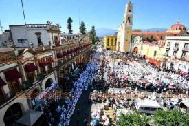 Xalapa, Ver., 24 de noviembre de 2024.- Con 2,700 bailadoras y bailadores folklricos, llegados de municipios de toda la geografa estatal y de otras entidades de la Repblica, la Universidad Veracruzana cumpli este domingo con la Sptima Edicin del Reto La Bamba en el corazn de la ciudad, conducido por el grupo Tlen Huicani del maestro Alberto de la Rosa.