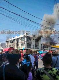 Veracruz, Ver., 25 de noviembre de 2025.- Se registr incendio en edificio ubicado en avenida Bravo esquina con Hernn Corts, en el centro de la ciudad. Bomberos municipales acudieron para sofocar el fuego. No se reportan lesionados.