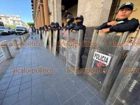 Xalapa, Ver., 25 de noviembre de 2024.- Previo a la concentracin de mujeres por el Da Internacional de la Eliminacin de la Violencia contra la Mujer, en la Plaza Lerdo, el agrupamiento femenino antimotines de la SSP resguarda el Palacio de Gobierno.