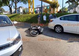 Xalapa, Ver., 26 de noviembre de 2024.- Motociclista choc por alcance contra auto en la avenida Maestros Veracruzanos esquina con Adalberto Tejeda. Paramdicos de PC Municipal atendieron al motociclista quien no present lesiones de gravedad.