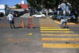 Xalapa Ver., 26 de noviembre de 2024.- A das de la toma de protesta de Roco Nahle como gobernadora constitucional, le dan una ?manita de gato? a los sealamientos de la avenida Encanto, frente al Congreso del Estado.