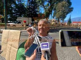 Xalapa, Ver., 27 de noviembre de 2024.- Mujer bloque por unos minutos la calle Enrquez, frente al Palacio Municipal. Asegur que le da de comer a algunas personas y pide la ayuda del Alcalde para seguir con su labor.