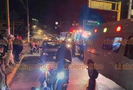 Xalapa, Ver., 28 de noviembre de 2024.- La noche del mircoles, pareja a bordo de motocicleta choc contra auto en la avenida Arco Sur a la altura de la entrada al fraccionamiento Las Fuentes. El conductor de la moto fue trasladado a un hospital.