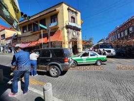 Xalapa, Ver., 28 de noviembre de 2024.- En la calle Xalapeos Ilustres y Carrillo Puerto chocaron camioneta y taxi, lo que complic la circulacin en la zona centro de la Capital.