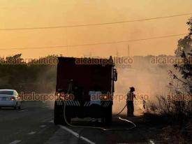 Puente Nacional, Ver., 28 de noviembre de 2024.- Bomberos de La Antigua atendieron un incendio de pastizales en la autopista Cardel-Xalapa a la altura de la desviacin de Chichicaxtle. La emergencia se produjo cuando lo denso del humo nubl lo visibilidad.
