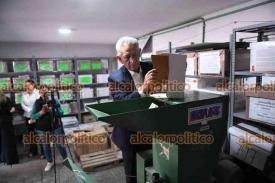 Xalapa, Ver., 29 de noviembre de 2024.- El vocal del Registro Federal de Electores (RFE), Sergio Vera, encabez la destruccin de credenciales de elector que fueron retiradas o devueltas a los Mdulos de Atencin Ciudadana.