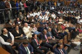 Xalapa, Ver., 29 de noviembre de 2024.- La diputada panista Indira Rosales en tribuna reclam al gobernador Cuitlhuac Garca lo que llam omisiones durante su sexenio; posteriormente le entreg un ?Reconocimiento por los malos resultados de su Gobierno?.