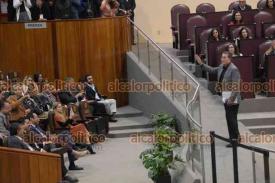 Xalapa, Ver., 28 de noviembre de 2024.- El diputado prista Hctor Yunes dio un ?show? ?como lo defini la presidenta de la Legislatura, Tanya Viveros? durante la comparecencia del Gobernador. Lleg lanzando reclamos por los tiempos para hablar, acus a Cuitlhuac de estar vinculado con el narco y concluy entre gritos, encarando al pblico y a las bancadas.