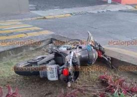 Xalapa, Ver., 30 de noviembre de 2024.- Dos motociclistas resultaron lesionados cuando perdieron el control y terminaron cayendo sobre el camelln, en la calle Hidalgo, zona centro de la Capital. Al parecer el conductor iba alcoholizado. Rechazaron la atencin mdica.