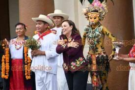 Xalapa, Ver., 1 de diciembre de 2024.- En un acto simblico en la plaza Lerdo de la capital del Estado, ante simpatizantes, militantes morenistas y ciudadanos en general, se llev a cabo el ritual de los pueblos originarios y afrodescendientes, quienes le entregaron el bastn de mando a la primera gobernadora del estado de Veracruz, Roco Nahle Garca.
