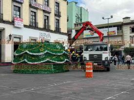 Xalapa, Ver., 2 de diciembre de 2024.- En Plaza Lerdo, la tarde de este lunes qued instalado el rbol navideo.