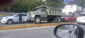 Xalapa. Ver., 3 de diciembre de 2024.- Caos vial provoc por varios minutos choque de camin Volteo y un auto en la avenida Rbsamen, a la altura de Xalapa 2000, sobre el carril que va a Lomas Verdes. No se reportan lesionados.