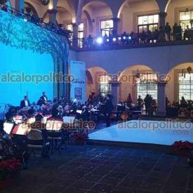 
Xalapa, Ver., 4 de diciembre del 2024.- La noche de este mircoles, en el patio central del Palacio Municipal, la Orquesta Municipal de Xalapa regal un concierto navideo para grandes y pequeos, con clsicos musicales de la temporada.
