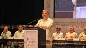 Coatzacoalcos, Ver., 5 de diciembre de 2024.- En su tercer informe de labores, el alcalde Amado Cruz Malpica sostuvo que las polticas pblicas requieren tiempo para madurar, y que en este 2025 se comenzarn a ver los frutos de las acciones implementadas en aos anteriores.