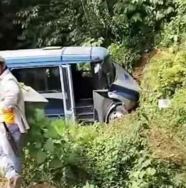 Xico, Ver., 6 de diciembre de 2024.- La tarde de este viernes, autobs de la lnea Exclsior se sali de la carretera que conduce a Xico Viejo. Se reportan varios lesionados.