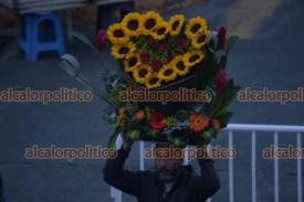 Xalapa, Ver., 7 de diciembre de 2024.- Previo a la Fiesta de la Virgen de Guadalupe, la entrada a la baslica menor en El Dique ya se encuentra lista recibiendo a los peregrinos que llegan a dejar ramos de flores y a escuchar la misa.