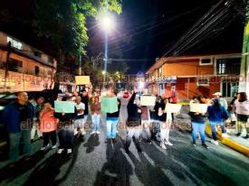 Xalapa, Ver., 9 de diciembre de 2024.- Vecinos bloquearon la avenida Amricas, a la altura de la calle Independencia, para exigir a CMAS el servicio de agua, ya que llevan varios das sin el vital lquido.
