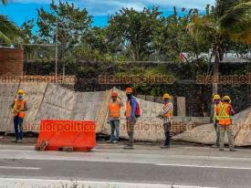 Veracruz, Ver., 11 de diciembre de 2024.- Parte de barda que ASIPONA construye en la avenida Rafael Cuervo, hacia Playa Norte, se desplom a causa de las rachas de viento de hasta 107 kilmetros por hora que trajo el frente fro 14. Personal ya retira los escombros.