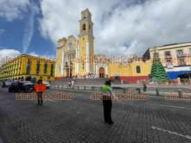 Xalapa, Ver., 16 de diciembre de 2024.- Solitaria manifestante bloque un carril de la calle Enrquez. Exige audiencia con la Gobernadora por problemas laborales en la SEDESOL sobre los que prefiri no abundar.