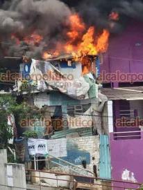 Xalapa, Ver., 17 de diciembre de 2024.- Por redes, este martes se report incendio que consumi la parte superior de casa en la calle Ricardo Armendriz, colonia Lealtad. Bomberos controlaron el fuego y policas municipales acordonaron la zona; no se reportaron lesionados.