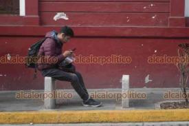 Xalapa, Ver., 19 de diciembre de 2024.- Las nuevas bancas de la calle Lucio, entre Altamirano y Jurez, fueron retiradas, por lo que algunos transentes se sientan sobre las bases para descansar.