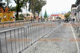 Xalapa, Ver., 20 de diciembre de 2024.- Comenzaron a ser instaladas vallas en el Centro por el desfile navideo que se realizar esta tarde. Calles comenzarn a ser cerradas a las 16:00 horas.