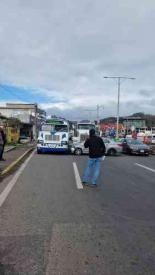 Banderilla, Ver., 21 de diciembre de 2024.- En el bulevar Xalapa-Banderilla, a la altura de La Martinica, chocaron autobs, camin y auto, lo que hizo que la circulacin se redujera a un carril. No se reportan lesionados.