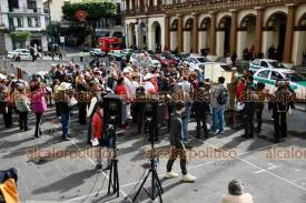 Xalapa, Ver., 23 de diciembre de 2024.- La Coalicin de Pensionistas Independientes se plant en Plaza Lerdo a 9 aos de ser violentados por la fuerza publica del Estado, el 23 de diciembre de 2015, por rdenes del entonces gobernador interino Flavino Ros. ?Ni un flavinazo ms!?, deca uno de sus mensajes.