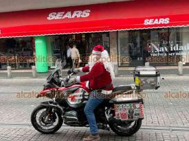 Xalapa, Ver., 24 de diciembre de 2024.- Poco despus del medioda, Santa Claus motociclista y acompaantes brindaron alegra a nios y adultos dando juguetes y obsequios en el parque Jurez.