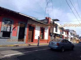 Xalapa, Ver., 25 de diciembre de 2024.- En la calle Sayago, casi esquina Azueta, en el centro de la Capital, cable que cuelga complican la circulacin, sobre todo de camiones. Ciudadano le puso cartones para advertir a los automovilistas. Maneje con precaucin.