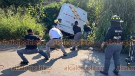 Martnez de la Torre, Ver., 25 de diciembre de 2024.- Microbs de la lnea Rpidos y Furiosos, de Tlapacoyan, se sali de la carretera federal 129, en el entronque con el libramiento. No traa pasajeros y el chofer, que al parecer iba ebrio, result lesionado.