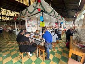 Xalapa, Ver., 25 de diciembre de 2024.- Xalapeos acudieron al mercado La Rotonda para curar la cruda con la tradicional comida de este mercado.