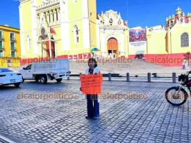 Xalapa, Ver., 27 de diciembre de 2024.- ?Puertas cerradas?, acusa la ciudadana Julieta Flores quien este viernes por la maana volvi a manifestarse bloqueando un carril de la calle Enrquez, frente al Palacio de Gobierno.