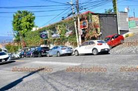 Xalapa, Ver., 27 de diciembre de 2024.- Se observan largas filas de automviles en el Verificentro de la avenida 20 de Noviembre. Dueos de vehculos buscan cumplir con la verificacin en los ltimos das del ao.