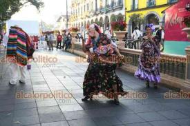 Xalapa, Ver., 27 de diciembre de 2024.- En la capital ya sali a bailar el viejo. Jvenes llegaron disfrazados al parque Jurez, donde transentes disfrutaron de esta tradicin.