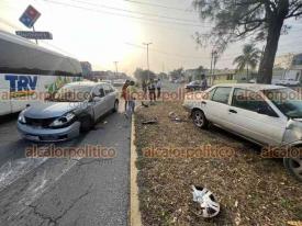 Veracruz, Ver., 30 de diciembre de 2024.- Golpazo entre un Nissan Tsuru y un Tiida en la avenida Cuauhtmoc, esquina J.M Palacios, la maana de este lunes, debido a que la conductora del Tiida atravesaba sin precaucin. La mujer fue trasladada a un hospital.