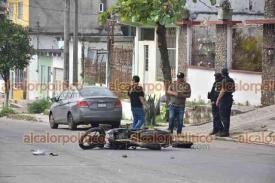 Acayucan, Ver., 30 de diciembre de 2024.- En la calle Corregidora, en el barrio La Palma, culmin la persecucin de asaltantes que iban en moto, quienes chocaron contra un vehculo. Policas slo lograron detener a uno de 4 ladrones.